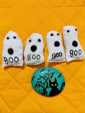 4 baby ghosts and painted haunted cat on stone